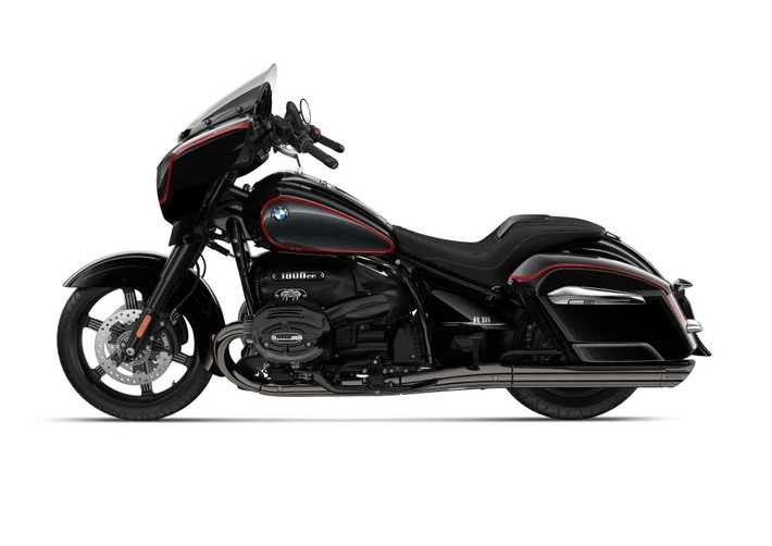 BMW R18 2025 không chỉ là một bản nâng cấp nhẹ, mà là bước tiến vững chắc về cả hiệu năng, thiết kế và trải nghiệm người lái. Vẫn giữ linh hồn cruiser cổ điển, nhưng được “tinh luyện” để trở nên hợp thời và hiệu quả hơn, R18 2025 sẽ tiếp tục là lựa chọn hàng đầu cho những tay lái đam mê tốc độ, phong cách và sự khác biệt.