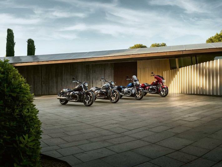 BMW Motorrad vừa chính thức giới thiệu phiên bản nâng cấp của dòng cruiser cỡ lớn R18 cho năm 2025, mang đến hàng loạt cải tiến đáng giá về thiết kế, động cơ và tiện ích. Vẫn giữ nguyên tinh thần hoài cổ đặc trưng, R18 2025 nay trở nên tinh tế và hiệu quả hơn, tiếp tục khẳng định vị thế trong phân khúc xe hành trình cao cấp.