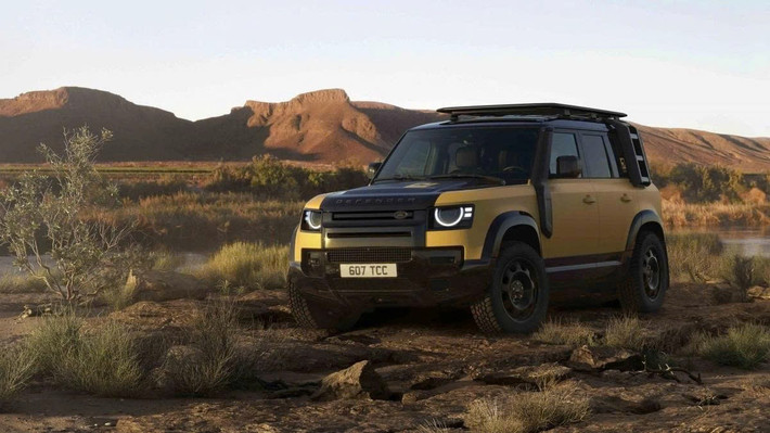 Ra mắt tại Lễ hội Tốc độ Goodwood 2025, Defender 110 Trophy Edition thu hút với hai màu sơn độc quyền: vàng cát và xanh lá, mỗi màu mang một thông điệp riêng.