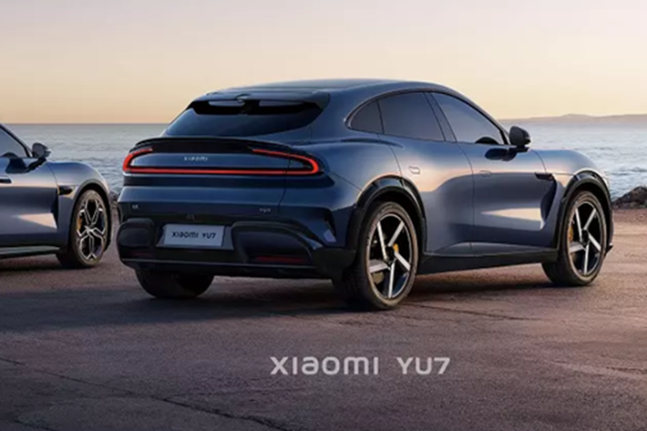 Ban đầu, Xiaomi YU7 được lên kế hoạch ra mắt tại Triển lãm ô tô Thượng Hải 2025, tuy nhiên đã phải trì hoãn sau một vụ tai nạn nghiêm trọng liên quan đến xe thử nghiệm tự hành của hãng. Dù vậy, Xiaomi tái khẳng định cam kết đầu tư nghiêm túc và dài hạn vào mảng ô tô - lĩnh vực được đánh giá là mũi nhọn tiếp theo sau điện thoại thông minh.