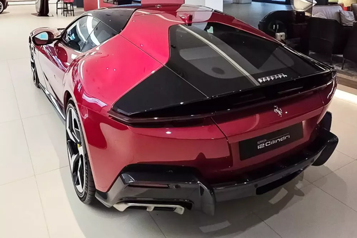 Theo đó đại lý đầu tiên ở Asean được vinh dự cung cấp suất giao hàng xe Ferrari 12Cilindri là Ferrari Singapore, 1 trong những đại lý bán xe Ferrari ấn tượng nhất tại châu Á. Ngoại thất chiếc xe Ferrari 12Cilindri này có màu đỏ kết hợp nhiều chi tiết carbon hoặc sơn đen, nội thất xe có tông màu tối.