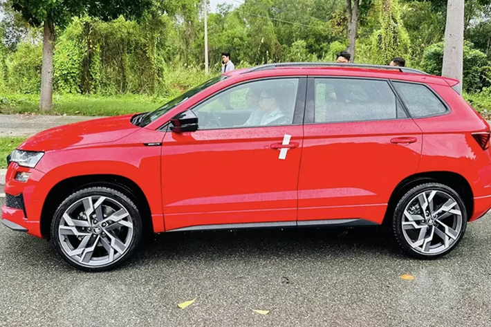 Karoq Sportline có tất cả tính năng mà Karoq Premium có nhưng được trang bị thêm camera toàn cảnh 360 độ - Area View. Đặc biệt, Karoq Sportline tích hợp chức năng hỗ trợ đỗ xe tự động thông minh (Park Assist), giúp người dùng luôn đỗ xe gọn gàng dù vị trí đỗ hẹp. Các chế độ hỗ trợ lái của Karoq Sportline là trợ thủ đắc lực đối với người chưa có nhiều kinh nghiệm trong việc cầm vô lăng.