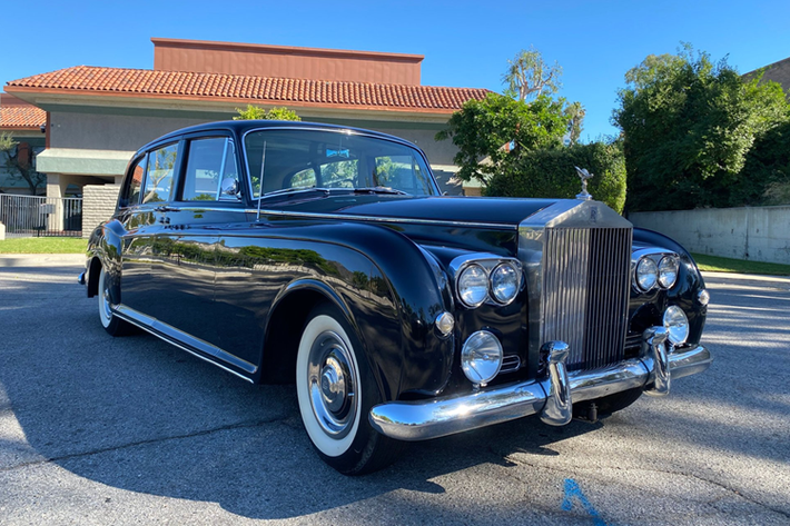 Năm 1968, thế hệ mới Phantom VI ra mắt, với 374 chiếc được sản xuất. Ban đầu, xe dùng động cơ V8 6.2L, nhưng đến năm 1979, dung tích tăng lên 6.75L. Hộp số 4 cấp ban đầu được thay bằng hộp số 3 cấp với bộ chuyển đổi mô-men xoắn.