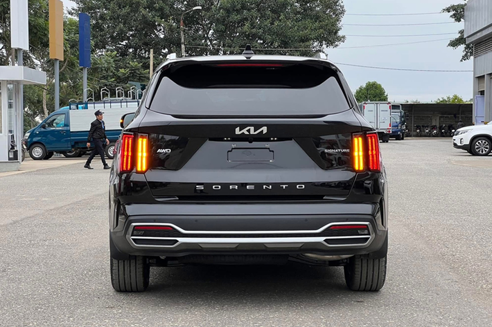 Với các dòng sedan, hãng Kia cũng triển khai chương trình giảm giá với mức khiêm tốn hơn, dao động từ 10 - 30 triệu đồng. Trong đó, mức khuyến mãi 30 triệu đồng dành cho cặp đôi Kia K5 và K3, tùy phiên bản. Ngoài chương trình giảm giá, các mẫu xe Kia còn được áp dụng chính sách bảo hành 5 năm hoặc 150.000 km, tùy điều kiện nào đến trước.