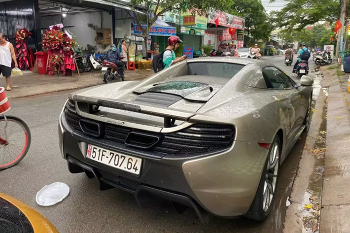 Nhưng trong nhiều năm qua, chiếc xe McLaren 650S Spider MSO này hiếm khi lộ diện trên đường, cũng không quá khó hiểu khi chủ nhân của nó, 1 doanh nhân trong lĩnh vực ngành tiêu dùng, sở hữu hàng chục siêu xe đủ loại, nên rất hiếm khi láiMcLaren 650S Spider MSO.