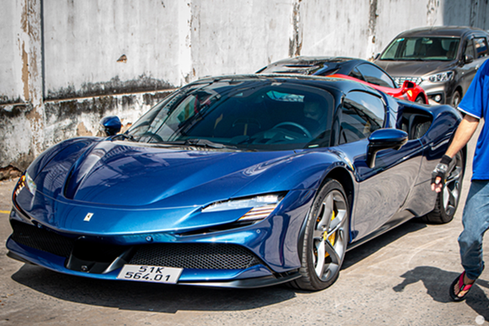 Hiện mới chỉ có 2 xe Ferrari SF90 Spider về nước, ngoài Cường Đô la, còn có đại gia Jacky cũng sở hữu 1 chiếc với ngoại thất màu đỏ. So với phiên bản Ferrari SF90 Stradale, dòng siêu xe mui trần Ferrari SF90 Spider chỉ mất 14 giây là có thể hạ chiếc mui xếp cứng về phía khoang chứa mui đặt trước khoang động cơ xe.