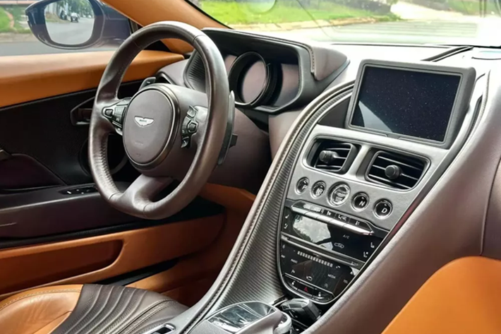 Lần gần nhất mà chiếc xe Aston Martin DB11 V8 tìm thấy mùi của chủ nhân thật sự là đầu năm nay, 1 doanh nhân ở Hà Nội đã mua lại để chơi, ra biển số 30M nhưng chỉ vài tháng đã nhanh chóng bán lại cho một showroom ở Hà Nội.