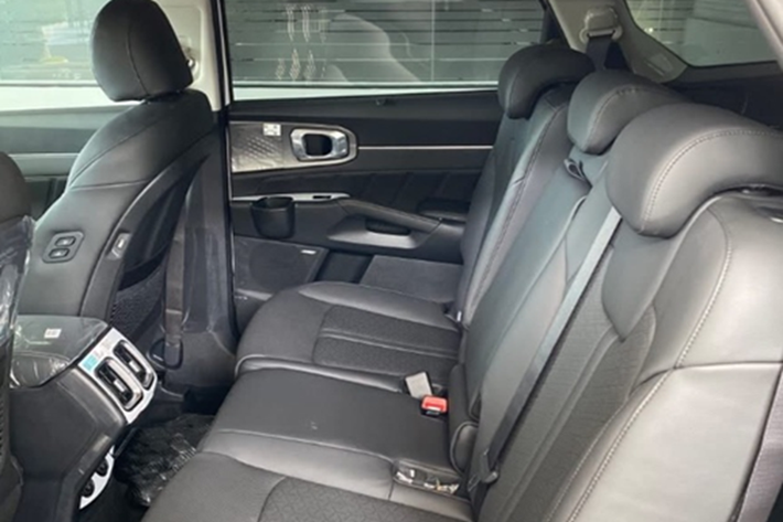 Kia Sorento đang được phân phối tại Việt Nam là thế hệ thứ tư, ra mắt thị trường từ năm 2020 do THACO nhập khẩu và lắp ráp. Xe sở hữu nội thất hiện đại với hai màn hình sắc nét kích thước lần lượt 12,3 inch và 10,25 inch đặt liền kề, cùng màn hình hiển thị kính lái (HUD) giúp tăng trải nghiệm lái.