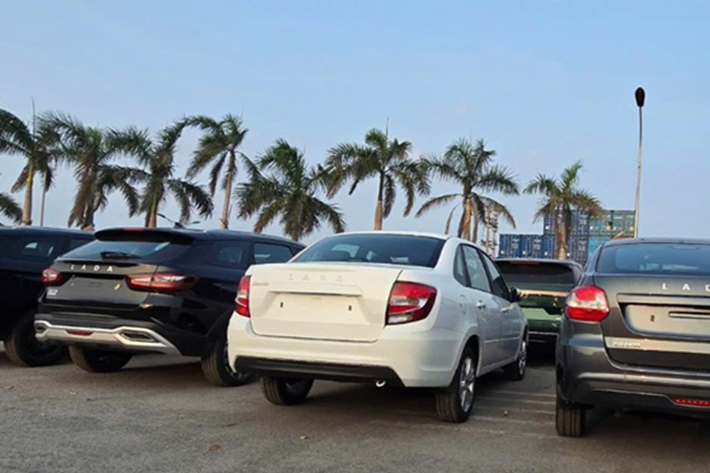 Lada Granta là mẫu xe rẻ nhất trong dàn sản phẩm Lada chuẩn bị chào sân Việt Nam, với mức giá dự kiến từ 360 triệu đồng, tương đương phiên bản tiêu chuẩn của Hyundai Grand i10, dù thuộc phân khúc B. Với mức giá này, Granta sẽ cạnh tranh trực tiếp với những cái tên quen thuộc như Mitsubishi Attrage, Mazda2 hay Kia Soluto