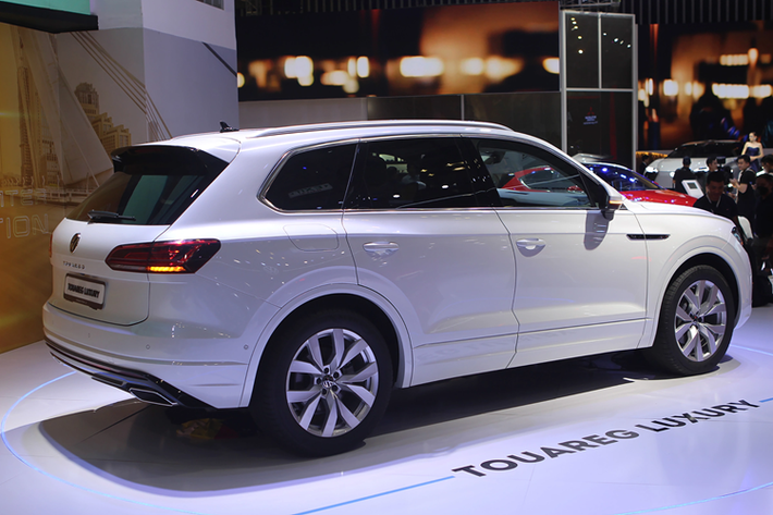 Volkswagen Touareg thế hệ hiện tại được định vị là mẫu SUV sang trọng, sở hữu thiết kế ngoại thất hài hòa nhưng vẫn nổi bật nhờ lưới tản nhiệt cỡ lớn kết hợp đèn pha nối liền. Công nghệ chiếu sáng IQ.Light Matrix LED là điểm nhấn đáng chú ý, với mỗi cụm đèn gồm 128 bóng LED cho khả năng chiếu sáng thích ứng cao, thường chỉ thấy trên các mẫu xe cao cấp hơn.