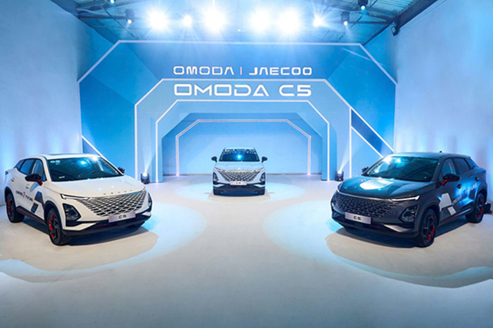 Omoda C5 là mẫu xe Trung Quốc đã lần đầu tiên trình làng tại thị trường Việt Nam vào cuối năm 2024 với 2 phiên bản Premium và Flagship. Đến tháng 3/2025, xe được bổ sung phiên bản Luxury tiêu chuẩn mới. Được thiết kế theo triết lý "Art in Motion" (Nghệ thuật trong chuyển động), Omoda C5 sở hữu ngoại thất trẻ trung và nổi bật.
