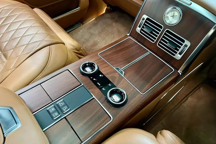 Nhanh chính là khối động cơ "khủng" V8, dung tích 5.0 lít, siêu nạp của xe sản sinh ra công suất tối đa 565 mã lực và mô-men xoắn cực đại lên đến 700 Nm, nhờ đó mà Range Rover SVAutobiography của Minh "Nhựa" mới bán lại có khả năng tăng tốc từ vị trí xuất phát lên 100 km/h chỉ trong thời gian 5,2 giây trước khi đạt tốc độ tối đa lên tới 225 km/h.