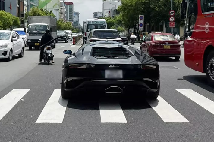 Được nhập về Việt Nam hơn 6 năm qua, nhưng rất ít khi chủ nhân của chiếc Lamborghini Aventador S màu đen này lái siêu bò ra đường. Xe được nhập khẩu chính hãng với giá 45 tỷ đồng, và mất gần 2 đến 3 năm để có thể hoàn thành xong các thủ tục lăn bánh cho xe.