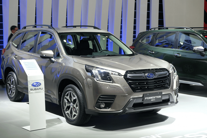 Tuy nhiên, Subaru Forester cũng có những ưu điểm riêng. Nổi bật trong số đó là gói trang bị an toàn EyeSight 4.0 hiện đại. Gói này bao gồm những tính năng an toàn chủ động như phanh tự động phòng tránh va chạm, đánh lái khẩn cấp tự động, kiểm soát hành trình thích ứng, định tâm làn đường và hỗ trợ giữ làn đường.