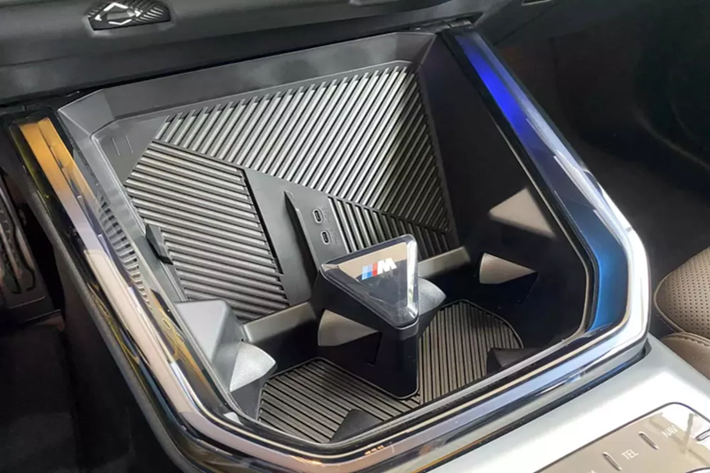 Khoang nội thất trang bị tiêu chuẩn gói BMW Live Cockpit Professional, bao gồm màn hình hiển thị thông tin trên kính chắn gió (BMW Head-Up Display) và tính năng xem tăng cường (Augmented View) hiển thị trực tiếp trên trên màn hình điều khiển trung tâm, hỗ trợ người lái quan sát dễ dàng và trực quan hơn trong quá trình vận hành.