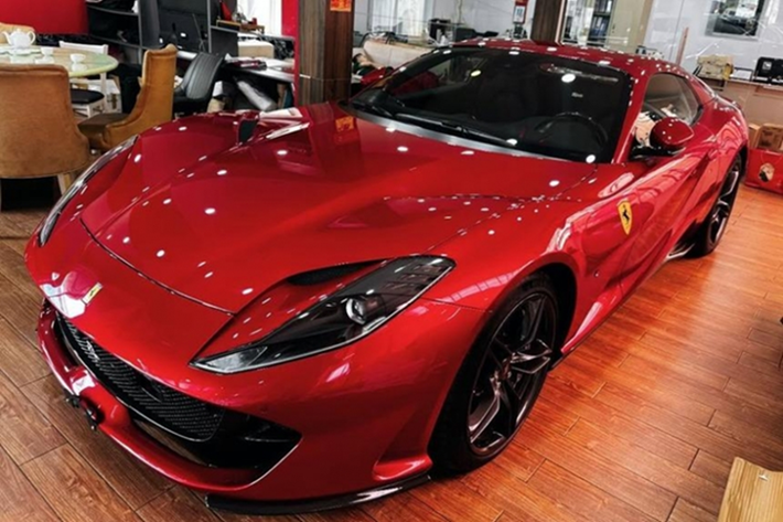 Siêu xe mui trần Ferrari 812 GTS có khả năng tăng tốc từ vị trí đứng yên lên 100 km/h chỉ trong thời gian 2,9 giây, từ 0-200 km/h là trong 8,3 giây, trước khi đạt tốc độ tối đa là 340 km/h. Các thông số này tương đương với phiên bản Ferrari 812 Superfast.