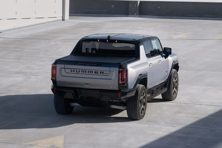 Dựa trên biến thể Hummer EV 3ˣ với gói pin điện 24 module, GMC Hummer EV Carbon Fiber Edition Pickup có công suất cực đại lên đến 1.178 mã lực và mô-men xoắn 17.626 Nm. Xe có khả năng tăng tốc từ 0 - 97 km/h chỉ trong 2,8 giây với chức năng tăng tốc Watts to Freedom.