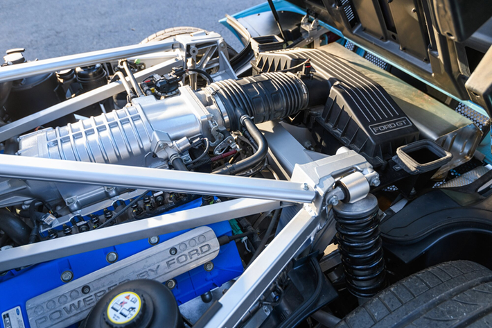 Ford GT trang bị động cơ đặt giữa V8 dung tích 5.4L kết hợp bộ siêu nạp, sản sinh công suất 550 mã lực và mô-men xoắn 677 Nm. Hệ thống ống xả kép gầm rú khi xe tăng tốc kết hợp hộp số sàn 6 cấp và vi sai chống trượt phía sau mang hiệu suất lái đầy mạnh mẽ.