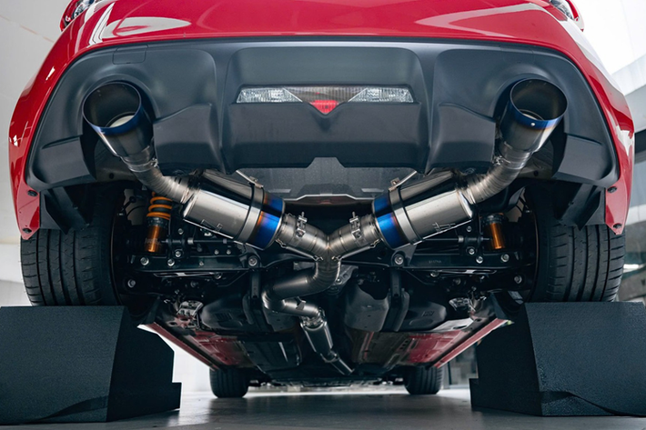 Tiếp đến là bộ phuộc Ohlins Road & Track và sau cùng là dàn pháo Tomei từ chất liệu titanium (bao gồm cả header titan) giúp chiếc xe có tiếng thở ấn tượng hơn mỗi khi tăng tốc. Ở khoang máy, bộ ốp máy carbon của hãng Armaspeed cũng được thêm vào.