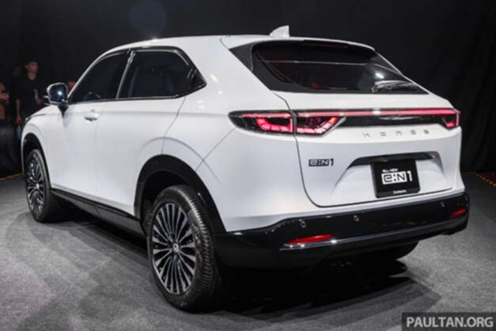 Ngoại hình xe mang nhiều nét quen thuộc của HR-V, tuy nhiên phần đầu xe được đóng kín để tích hợp cổng sạc, logo Honda màu trắng tượng trưng cho điện khí hóa, cùng dòng chữ Honda ở cửa cốp thay vì biểu tượng quen thuộc.