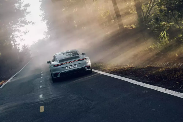 Có thể với nhiều người dòng xe Porsche 911 Sport Classic đã quá đẹp, không cần độ thêm gì, nhưng với con mắt của 1 người yêu xe như Cường Đô la, sẽ thật hoàn hảo khi cho xe bộ mâm độ của HRE.