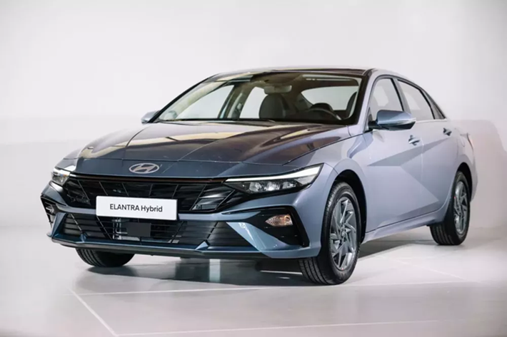 Hyundai Elantra 2025 bản nâng cấp giữa vòng đời đã chính thức ra mắt thị trường quê nhà Hàn Quốc vào hồi tháng 3/2023. Sau hơn 2 năm, mẫu sedan hạng C này mới đặt chân đến khu vực Đông Nam Á, cụ thể là Philippines.
