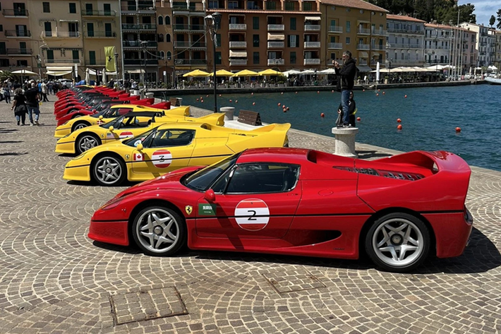 Ferrari F50 thiết kế targa và có thể thay đổi giữa cấu hình mui cứng và mui mềm.
