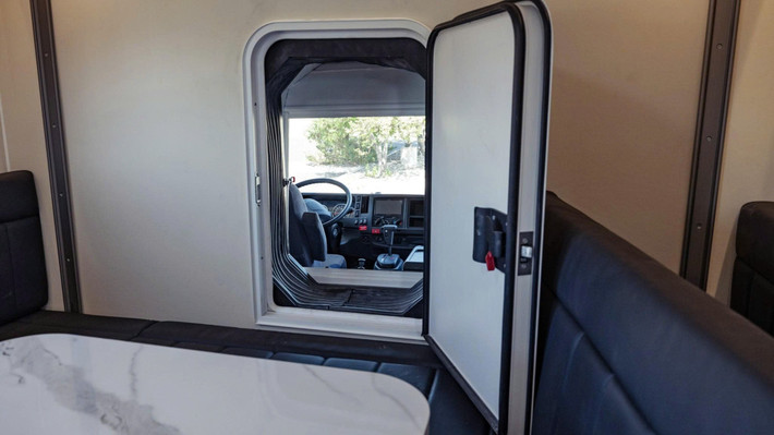 Với người trẻ mê khám phá hay các cặp đôi về hưu yêu tự do, chiếc RV overlanding trị giá hàng chục tỷ không còn là sự xa xỉ, mà là một khoản đầu tư cho trải nghiệm sống không giới hạn.