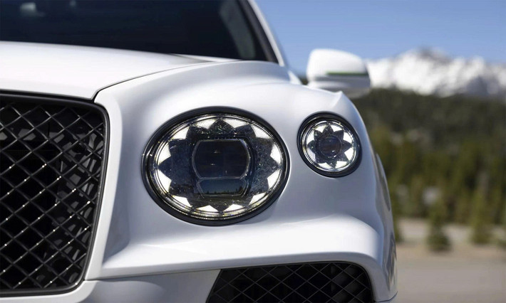 Thiết kế kiểu crystal-cut đặc trưng của Bentley, lần này được tinh chỉnh với màu tối giúp xe trông thể thao, dữ dằn hơn. Đây là đèn LED ma trận (Matrix LED) tự động điều chỉnh chùm sáng theo tình huống, tránh chói mắt xe ngược chiều nhưng vẫn đảm bảo chiếu sáng tối đa phần còn lại của đường.