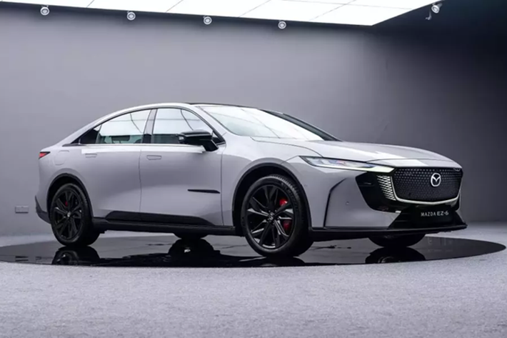 So với bản thường, Mazda EZ-6 Sports Edition tạo sự khác biệt bằng các chi tiết ngoại thất màu đen và cùm phanh màu đỏ theo phong cách xe thể thao. Những chi tiết ngoại thất còn lại vẫn được bê nguyên từ bản thường sang.