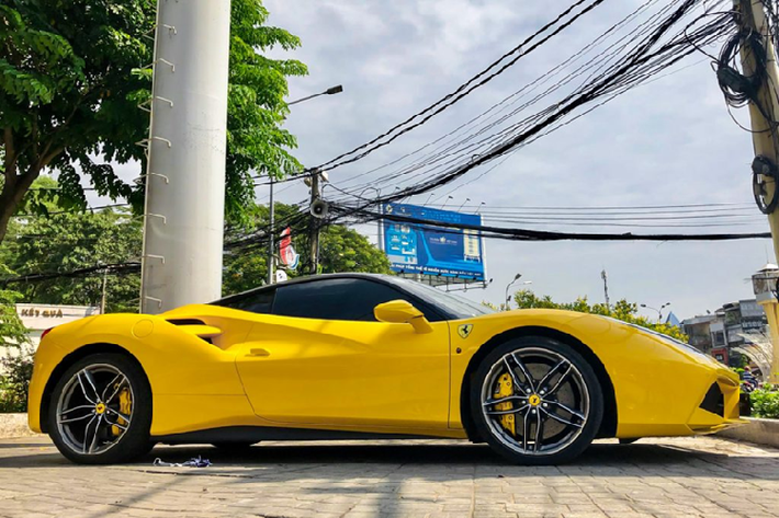 Con số 3 giây là thời gian để siêu xe Ferrari 488 GTB tăng tốc từ vị trí đứng yên lên 100 km/h trước khi lao về tốc độ tối đa trên 330 km/h.