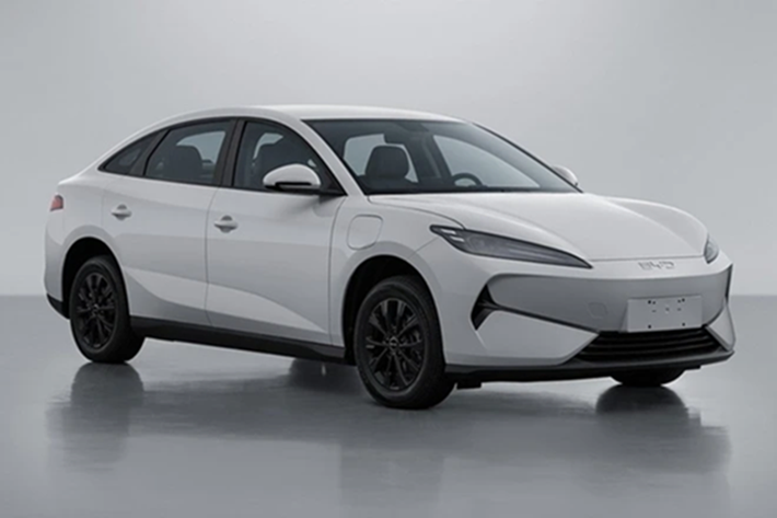 Cụm điều khiển trung tâm của BYD e7 có hai tầng, bao gồm tầng dưới với hai khay đựng cốc và các ngăn chứa đồ bổ sung. Trong khi đó, tầng trên đi kèm các nút vật lý và một khe để đặt điện thoại di động.