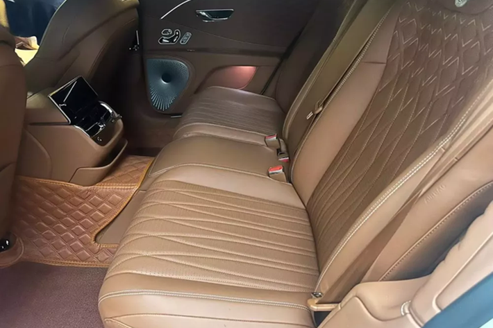 Có 2 phiên bản Bentley Flying Spur là V8 và W12, chúng khác nhau cơ bản ở giá bán cũng như động cơ đi kèm.