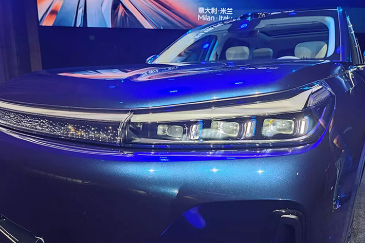 Bên cạnh đó là thiết kế giao thoa giữa thẩm mỹ Trung Quốc và toàn cầu. Theo hãng Geely, M9 sử dụng ngôn ngữ thiết kế "mỹ học gợn sóng" đặc trưng của thương hiệu con Galaxy. Thân xe mang dáng vẻ của dòng SUV truyền thống, mang đến không gian nội thất rộng rãi bên trong.