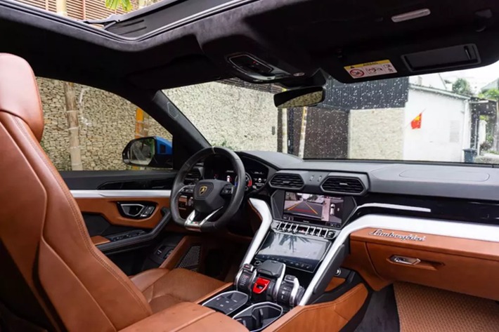 Chiếc siêu SUV Lamborghini Urus này là xe Urus thứ 5 cập bến Việt Nam, xe có ngoại thất sơn màu xanh Blu Eleos.