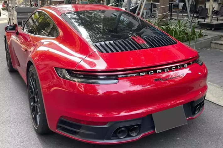 Porsche 911 thế hệ 992.1 được trang bị động cơ 6 xi-lanh, dung tích 3.0 lít, tăng áp kép, sản sinh công suất tối đa 385 mã lực, tăng 15 mã lực so với thế hệ cũ. Porsche 911 Carrera giờ đây chỉ mất thời gian 3,7 giây để có thể tăng tốc từ vị trí xuất phát lên 100 km/h trước khi đạt vận tốc tối đa 308 km/h.