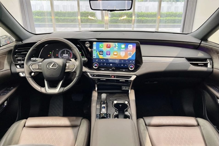 Bên cạnh đó, hệ thống chế độ lái thuần điện (EV Mode) giúp xe có thể di chuyển trong đô thị một cách yên tĩnh và không phát thải.Sự phân hóa giữa hai phiên bản RX 350h không chỉ nằm ở mức giá mà còn thể hiện qua trang bị tiện nghi.