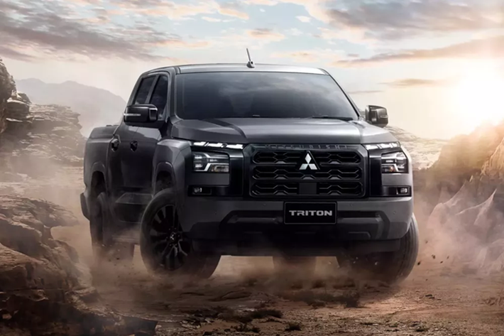 Mitsubishi Triton phiên bản 2025 được ra mắt với thiết kế mạnh mẽ hơn, nổi bật với các chi tiết màu đen bóng xung quanh xe, mang đến phong cách cá tính và nổi bật. Bên cạnh đó, xe được trang bị thêm các tiện ích và công nghệ hỗ trợ lái hiện đại.