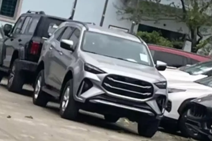 Qua những hình ảnh chụp lô xe đầu tiên, có thể thấy Isuzu mu-X 2025 tại Việt Nam sở hữu thiết kế mới giống xe đã ra mắt Thái Lan từ tháng 6/2024. Có vẻ như xe dành cho Việt Nam sẽ không có phiên bản RS thể thao giống ở thị trường Thái Lan.