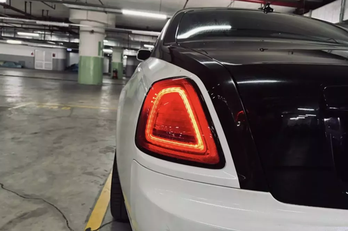 Mẫu xe siêu sang Rolls-Royce Ghost Series I có nội thất cam đẹp mắt này đang được chào bán hơn 5 tỷ đồng vẫn sử dụng động cơ V12, tăng áp kép, dung tích 6,6 lít, sản sinh công suất tối đa 562 mã lực và mô-men xoắn cực đại 780 Nm.