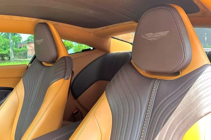 Ở thiết kế, Aston Martin DB11 có nắp ca-pô hình "vỏ sò" được làm từ một tấm nhôm duy nhất, giữa 2 phiên bản V8 và V12, hãng xe sang Anh quốc tạo sự khác biệt bằng số lượng khe hút gió trên các xe Aston Martin DB11 đang lăn bánh tại Việt Nam là 2 so với con số 4 của bản DB11 V12.