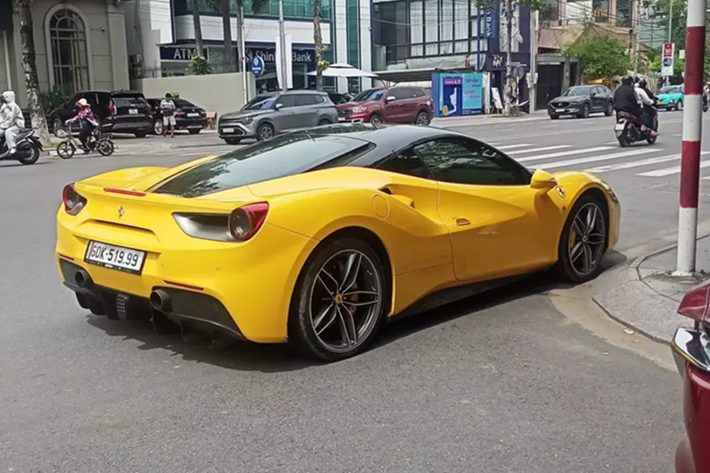 Mới đây, chiếc siêu xe Ferrari 488 GTB ở Đồng Nai đã tái xuất sau nhiều tháng bị chủ nhân để trong garage, xe còn khá mới và chủ thì quyết tâm giữ lại chơi, không bán xe bằng bất cứ giá nào. Cũng đúng thôi vì trên thị trường xe không còn nhiều siêu xe Ferrari 488 GTB, mà mới như chiếc ở Đồng Nai thì càng siêu hiếm.