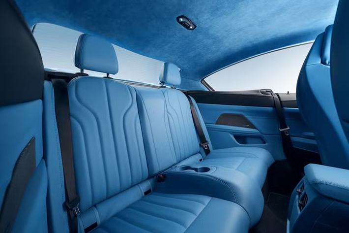 Mọi thứ khiến chiếc xe Bovensiepen Zagato thiên hướng về xe thể thao du lịch hạng sang nhiều hơn là chiếc xe Coupe góc cạnh với sức mạnh hung hãn. Bovensiepen Zagato không có mui trần, mặc dù cách tạo hình cột B khá giống với M4 Convertible mui trần (mã G83).