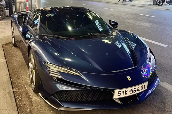 Ferrari SF90 Spider là 1 chiếc siêu xe mui trần rất đẹp mắt, cũng là xe Ferrari mui trần đầu tiên sử dụng hệ truyền động plug-in hybrid, tức động cơ xăng kết hợp điện. Nó có mức giá sau khi ra biển khoảng hơn 50 tỷ đồng.