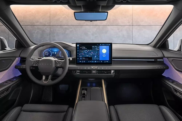 Không chỉ tiện nghi, nội thất của Lexus ES 2026 còn yên tĩnh hơn nhờ cải tiến ở khả năng cách âm và sử dụng vật liệu cao cấp hơn. Hệ thống an toàn chủ động Lexus Safety System+ với các tính năng hỗ trợ người lái ADAS mới nhất cũng được trang bị cho mẫu sedan hạng sang này.