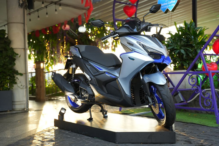So với thế hệ tiền nhiệm, Yamaha NVX 155 được thiết kế lại toàn diện, mang phong cách hầm hố và hiện đại hơn. Phần đầu xe gây ấn tượng với mặt nạ mở rộng cùng cụm đèn pha LED tạo hình chữ V sắc nét, tích hợp đèn định vị và xi-nhan.