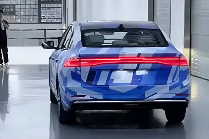 Chiếc sedan hạng D có nhiều chi tiết thiết kế đặc trưng theo ngôn ngữ "gia đình" Galaxy, điển hình là dải đèn LED kéo dài ở phần đầu xe, thay vì đèn pha chia đôi trên E8 và Starshine 8. Cản trước có khe hút gió thể thao, lưới tản nhiệt đóng/mở, bên hông là tay nắm cửa truyền thống, la-zăng đa chấu...