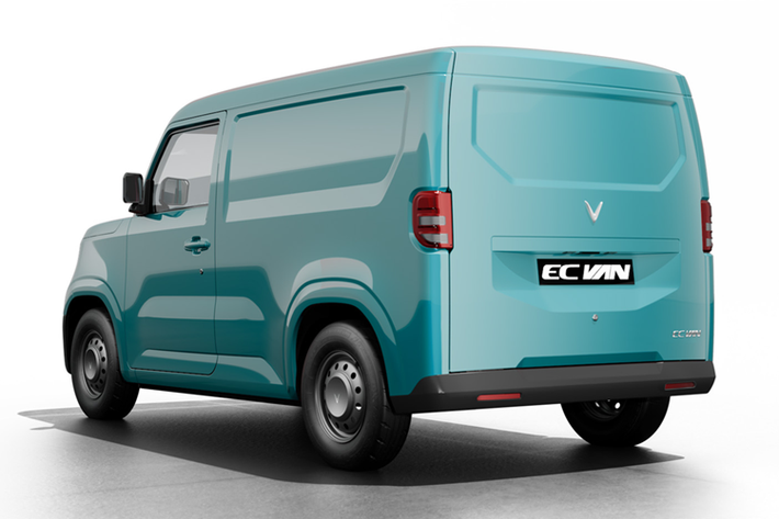 VinFast EC Van trang bị động cơ điện công suất tối đa 30kW (40 mã lực), mô-men xoắn cực đại 110 Nm, tốc độ tối đa 75km/h. Pin dung lượng 17kWh cho phép xe di chuyển 150km sau một lần sạc.