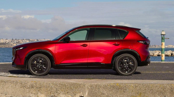 Dù lột xác về thiết kế và tiện nghi, nhưng CX-5 2026 lại không có thay đổi nào về hệ truyền động. Xe vẫn dùng động cơ xăng 2.5L 4 xi-lanh hút khí tự nhiên, công suất 187 mã lực, mô-men xoắn 185 lb-ft, kết hợp hộp số tự động 6 cấp và hệ dẫn động bốn bánh toàn thời gian AWD.