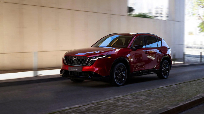 Mazda vừa chính thức giới thiệu thế hệ thứ ba của CX-5, mẫu crossover ăn khách nhất của hãng trong suốt hơn một thập kỷ qua. CX-5 2026 là sự nâng cấp toàn diện, từ thiết kế ngoại thất, không gian nội thất cho đến trải nghiệm công nghệ. Tuy nhiên, điều khiến nhiều người bất ngờ là mẫu xe này vẫn tiếp tục sử dụng khối động cơ xăng 2.5L cũ, không có bất kỳ phiên bản hybrid hay điện hóa nào tại thời điểm ra mắt.